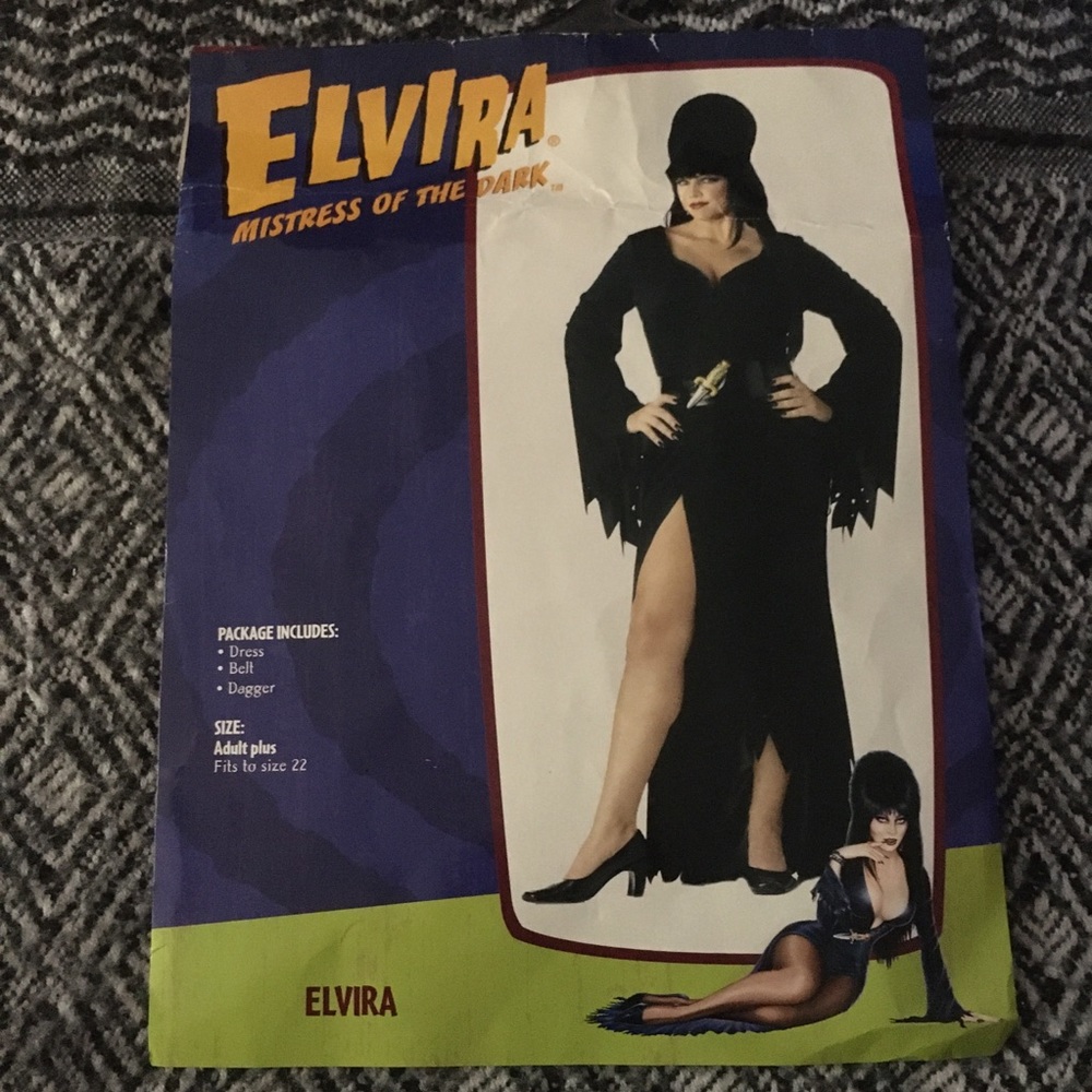 Woman Plus size Elvira costume Deluxe with Elvira wig!